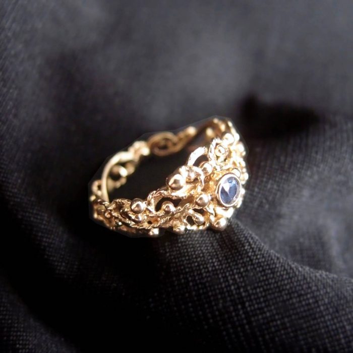organic gold ring with blue sapphire by Lookrecya
