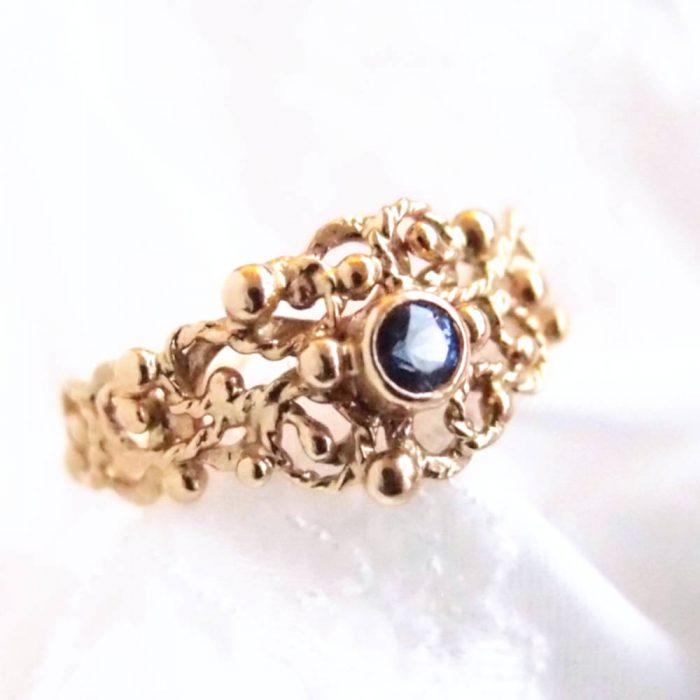 Koronkowy złoty pierścionek zareczynowy z szafirem by Lookrecyaeczynowy z szafirem