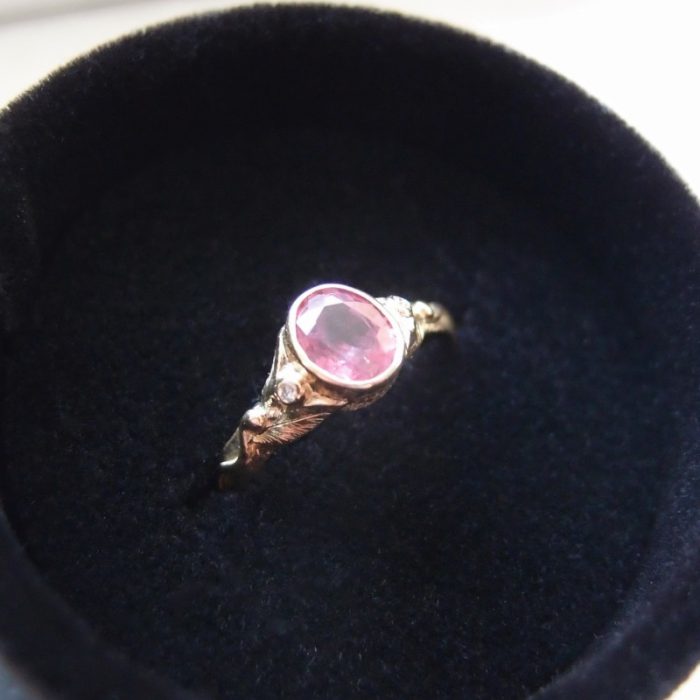 Oryginalny złoty pierścionek zareczynowy z różowym szafirem