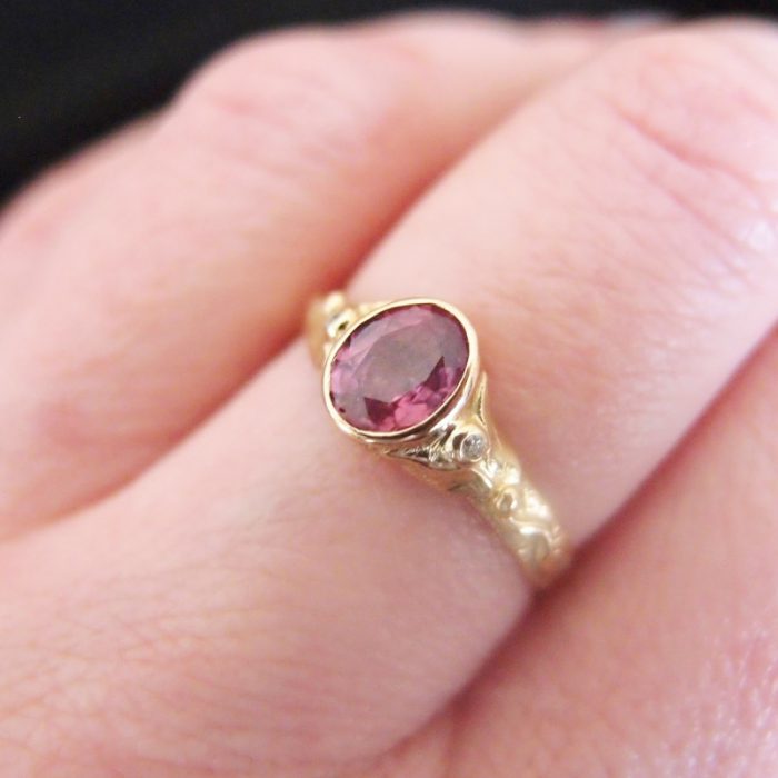 Złoty pierścień z różowym szafirem i diamentami