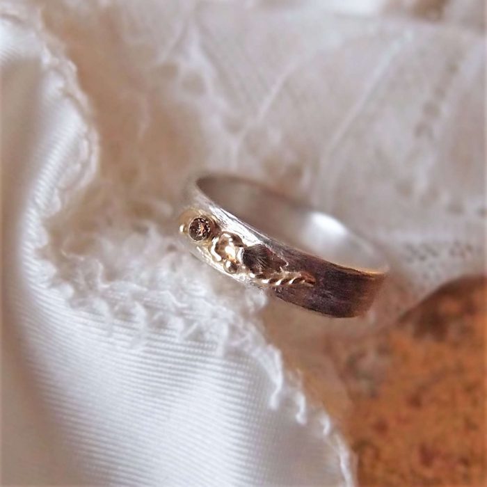 Botanical wedding ring with autumn diamond
