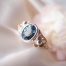 Kwiatowy pierścionek zaręczynowy z szafirem od Lookrecya