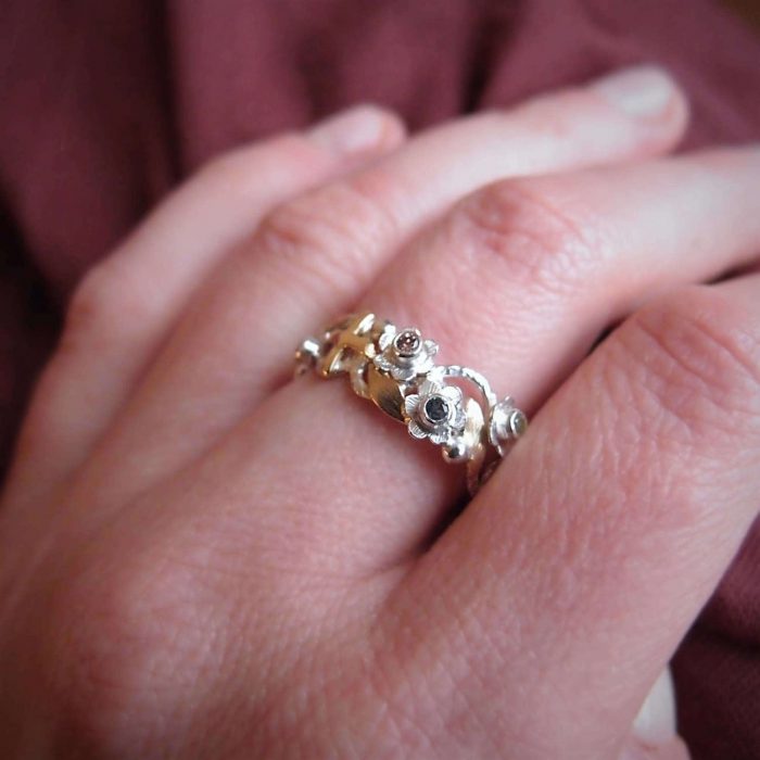 Srebrny pierścionek różaniec na palec z kolorowymi szafirami