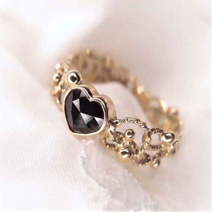 romantyczny pierscionek zareczynowy z sercem z czarnego diamentu od Lookrecya Dream Jewelry