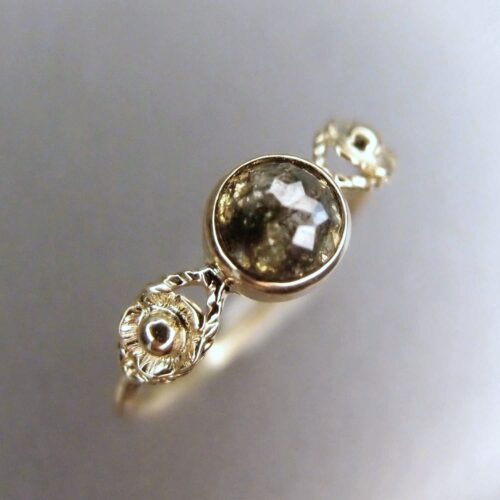 zareczynowy pierscionek z zielonym diamentem i filigranem od lookrecya