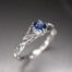 pierscionek z niebieskim szafirem i listkami