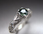 Recznie robiony pierscionek zareczynowy z bialego zlota z zielonym szafirem i listkami od Lookrecya