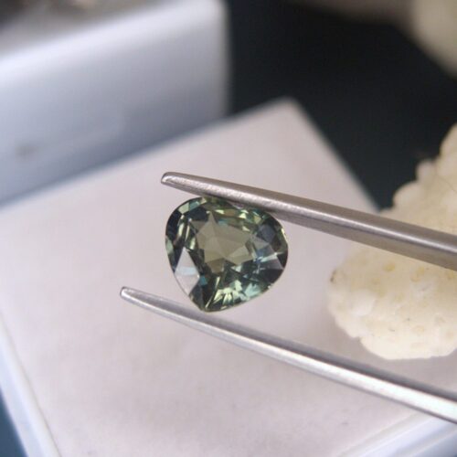 naturalny zielony szafir serce, recznie robiony pierscionek na zamowienie