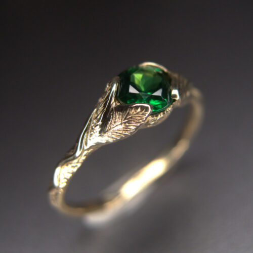 lesny pierscionek zareczynowy z zielonym kamieniem